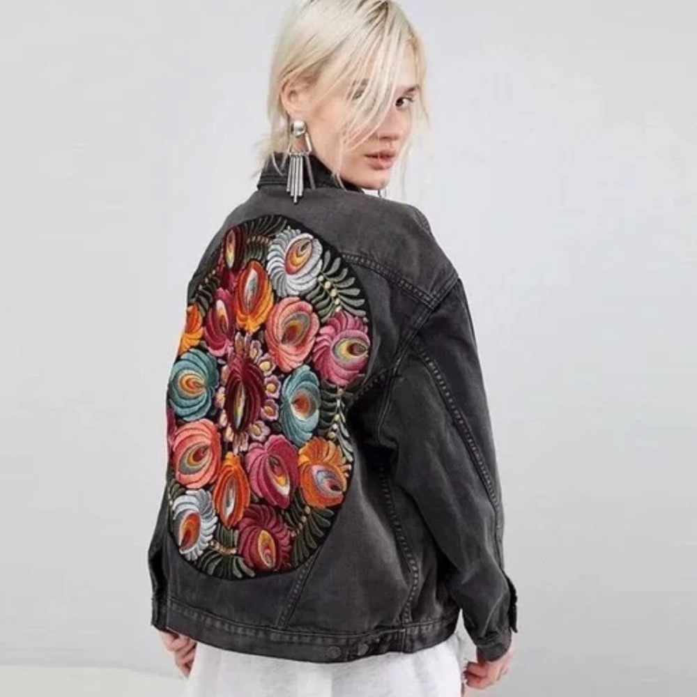 FREE PEOPLE Oversized Embroidered Back Denim Jacket Size M/L - Picture 2 of 16